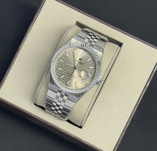 أناقة رجال السعودية… ساعة بثبات اللاند دْويلر